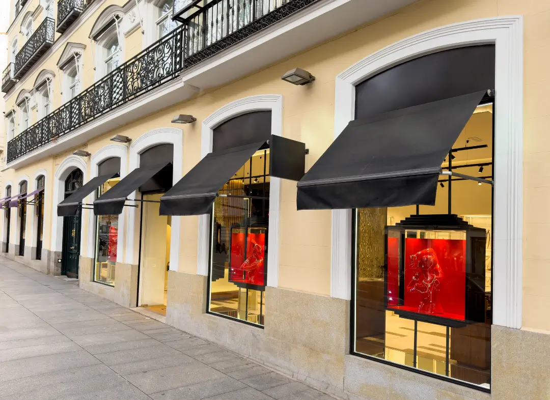 Façade vitrine de magasin en aluminium sur mesure à Courthézon